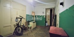 Комната в 10-комнатной квартире (325м2) на продажу по адресу Таврическая ул., 45— фото 7 из 31