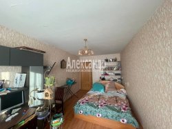Комната в 3-комнатной квартире (83м2) на продажу по адресу Оптиков ул., 47— фото 2 из 14