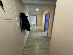 4-комнатная квартира (74м2) на продажу по адресу Большевиков просп., 4— фото 13 из 16