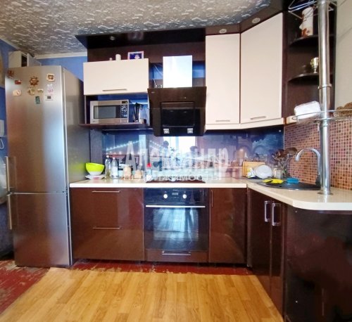 Комната в 10-комнатной квартире (377м2) на продажу по адресу Выборг г., Данилова ул., 1— фото 1 из 14