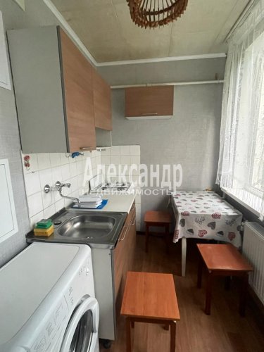 2-комнатная квартира (44м2) на продажу по адресу Ярослава Гашека ул., 4— фото 1 из 10
