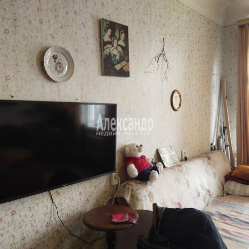 Комната в 5-комнатной квартире (102м2) на продажу по адресу Петергоф г., Эрлеровский бул., 4— фото 1 из 10