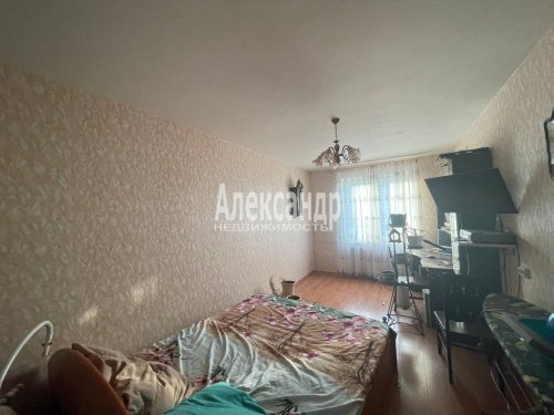 Комната в 3-комнатной квартире (83м2) на продажу по адресу Оптиков ул., 47— фото 1 из 14