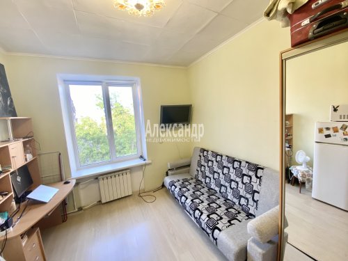 Комната в 16-комнатной квартире (396м2) на продажу по адресу Большеохтинский просп., 41— фото 1 из 11