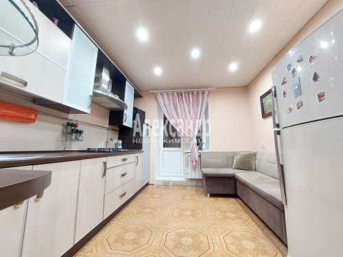 3-комнатная квартира (74м2) на продажу по адресу Глажево пос., 14— фото 1 из 16