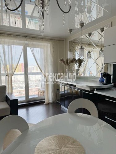 3-комнатная квартира (82м2) на продажу по адресу Шаврова ул., 13— фото 1 из 12