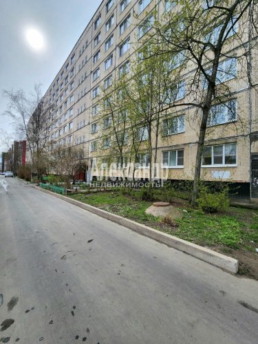 2-комнатная квартира (45м2) на продажу по адресу Кириши г., Нефтехимиков ул., 3— фото 1 из 10