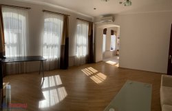 2-комнатная квартира (101м2) в аренду по адресу Виленский пер., 2— фото 2 из 7