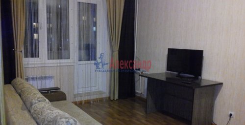 1-комнатная квартира (32м2) в аренду по адресу Луначарского пр., 58— фото 1 из 5