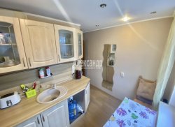2-комнатная квартира (45м2) на продажу по адресу Дыбенко ул., 27— фото 3 из 20