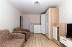 2-комнатная квартира (58м2) на продажу по адресу Свердлова пос., Западный пр-зд, 10— фото 3 из 17