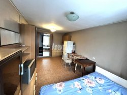 Комната в 8-комнатной квартире (182м2) на продажу по адресу Демьяна Бедного ул., 24— фото 4 из 16