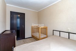 2-комнатная квартира (43м2) на продажу по адресу Ленсовета ул., 81— фото 6 из 27