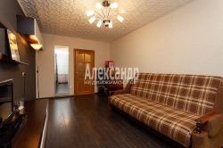 4-комнатная квартира (78м2) на продажу по адресу Ветеранов просп., 104— фото 8 из 23