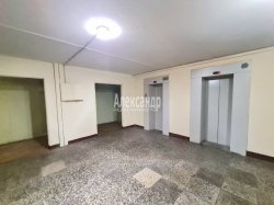 Комната в 9-комнатной квартире (601м2) на продажу по адресу Маршала Говорова ул., 8— фото 7 из 14