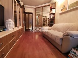 2-комнатная квартира (60м2) на продажу по адресу Оптиков ул., 52— фото 2 из 12