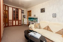 4-комнатная квартира (78м2) на продажу по адресу Ветеранов просп., 104— фото 2 из 23