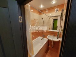 4-комнатная квартира (73м2) на продажу по адресу Подвойского ул., 42— фото 11 из 24