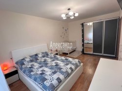 2-комнатная квартира (54м2) на продажу по адресу Маршала Казакова ул., 78— фото 3 из 32