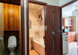 3-комнатная квартира (61м2) на продажу по адресу Маршала Блюхера просп., 51— фото 9 из 32