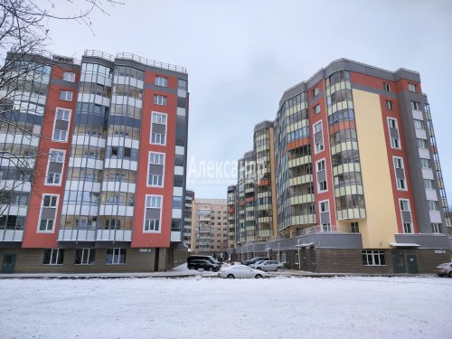 2-комнатная квартира (73м2) на продажу по адресу Большеохтинский просп., 15— фото 1 из 24