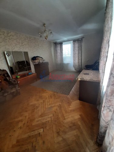 Комната в 7-комнатной квартире (300м2) на продажу по адресу Каменноостровский просп., 59— фото 1 из 7