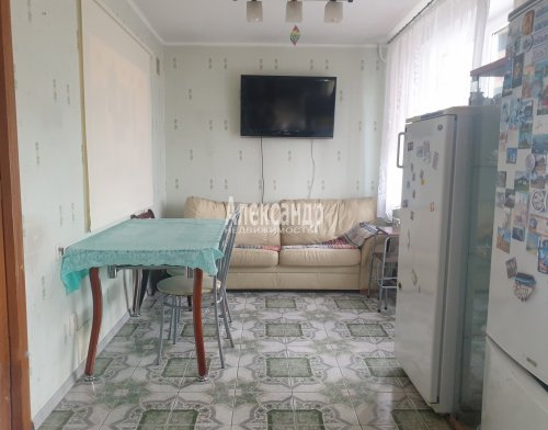 3-комнатная квартира (72м2) на продажу по адресу Пушкин г., Гусарская ул., 8— фото 1 из 12