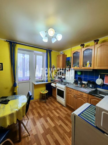 2-комнатная квартира (53м2) на продажу по адресу Кириши г., Героев просп., 10— фото 1 из 12