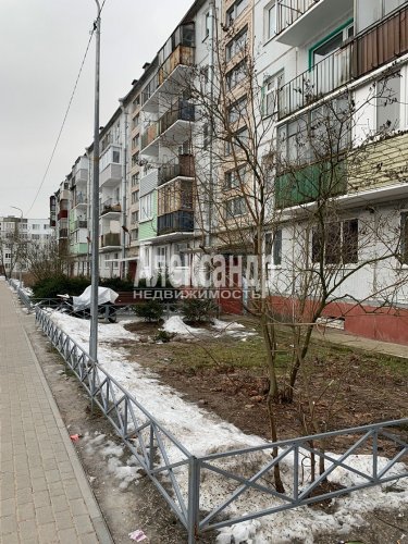 4-комнатная квартира (61м2) на продажу по адресу Приозерск г., Калинина ул., 47— фото 1 из 16