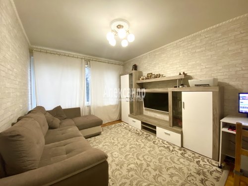 3-комнатная квартира (60м2) на продажу по адресу Сиреневый бул., 4— фото 1 из 14