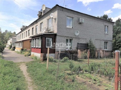 2-комнатная квартира (43м2) на продажу по адресу Петровское пос., Шоссейная ул., 17— фото 1 из 31