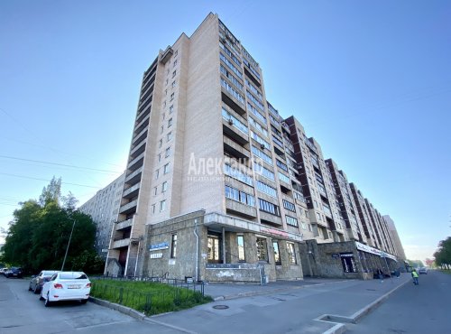 3-комнатная квартира (65м2) на продажу по адресу Большевиков просп., 8— фото 1 из 23