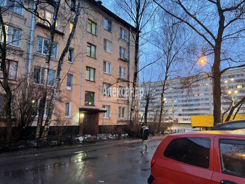 4-комнатная квартира (49м2) на продажу по адресу Ветеранов просп., 24— фото 1 из 9