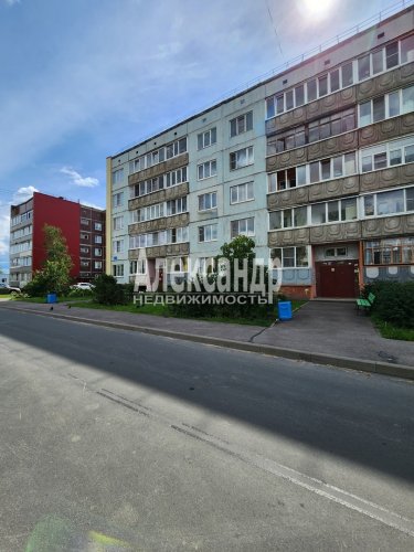2-комнатная квартира (47м2) на продажу по адресу Кириши г., Нефтехимиков ул., 26— фото 1 из 10