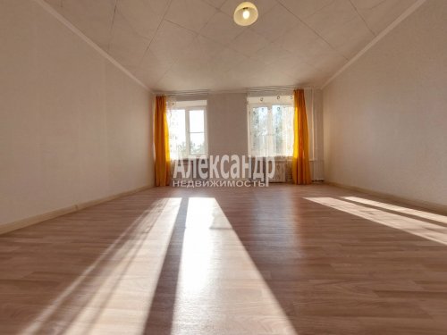 Комната в 2-комнатной квартире (104м2) на продажу по адресу Кириши г., Советская ул., 11— фото 1 из 5