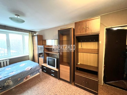 Комната в 8-комнатной квартире (182м2) на продажу по адресу Демьяна Бедного ул., 24— фото 1 из 16