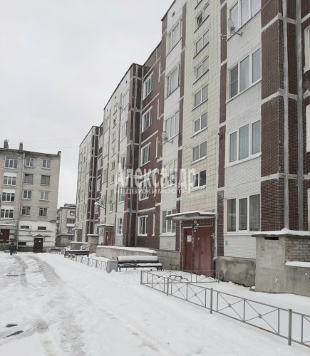 2-комнатная квартира (56м2) на продажу по адресу Кузнечное пос., Юбилейная ул., 11— фото 1 из 16