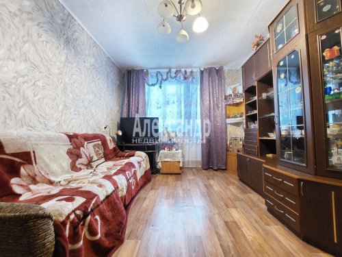 2-комнатная квартира (45м2) на продажу по адресу Кириши г., Нефтехимиков ул., 3— фото 1 из 7