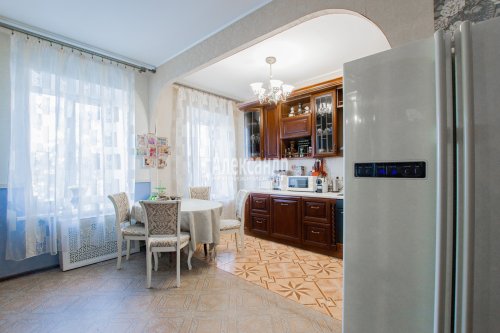 3-комнатная квартира (100м2) на продажу по адресу Петроградская наб., 26-28— фото 1 из 31