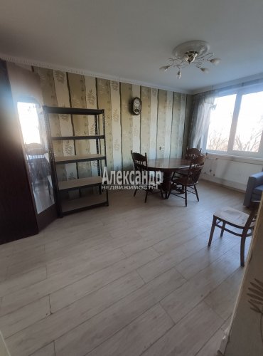2 комнаты в 4-комнатной квартире (80м2) на продажу по адресу Большевиков просп., 37— фото 1 из 10