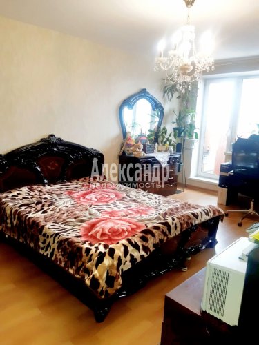 3-комнатная квартира (78м2) на продажу по адресу Новоколомяжский просп., 12— фото 1 из 15