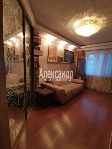 2-комнатная квартира (60м2) на продажу по адресу Оптиков ул., 52— фото 1 из 12