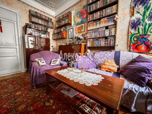 Комната в 5-комнатной квартире (136м2) на продажу по адресу Марата ул., 33— фото 1 из 16