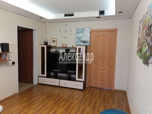3-комнатная квартира (61м2) на продажу по адресу Ломоносов г., Ораниенбаумский просп., 49— фото 1 из 19