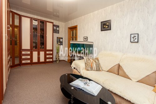 4-комнатная квартира (78м2) на продажу по адресу Ветеранов просп., 104— фото 1 из 23