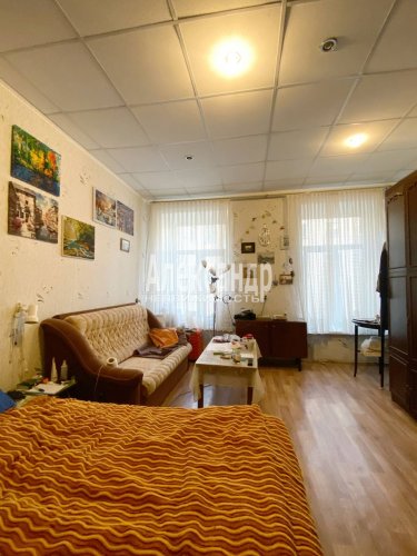 Комната в 6-комнатной квартире (202м2) на продажу по адресу Вознесенский пр., 51— фото 1 из 14