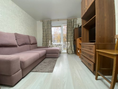 3-комнатная квартира (60м2) на продажу по адресу Бутлерова ул., 32— фото 1 из 8