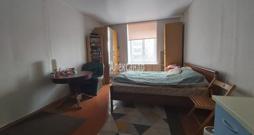 Комната в 9-комнатной квартире (306м2) на продажу по адресу Непокоренных просп., 8— фото 1 из 18