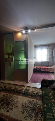 Комната в 3-комнатной квартире (96м2) на продажу по адресу Маршала Захарова ул., 18— фото 1 из 37