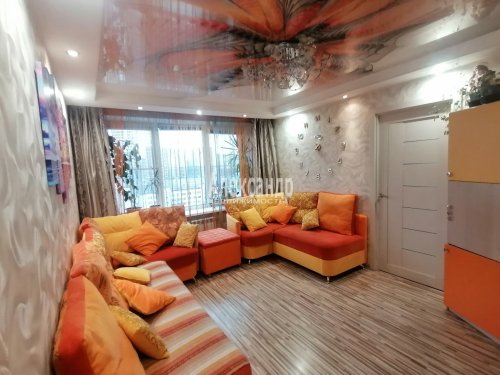 3-комнатная квартира (70м2) на продажу по адресу Дыбенко ул., 13— фото 1 из 37
